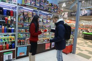 Работники МЧС напомнили покупателям пиротехники о правилах безопасности